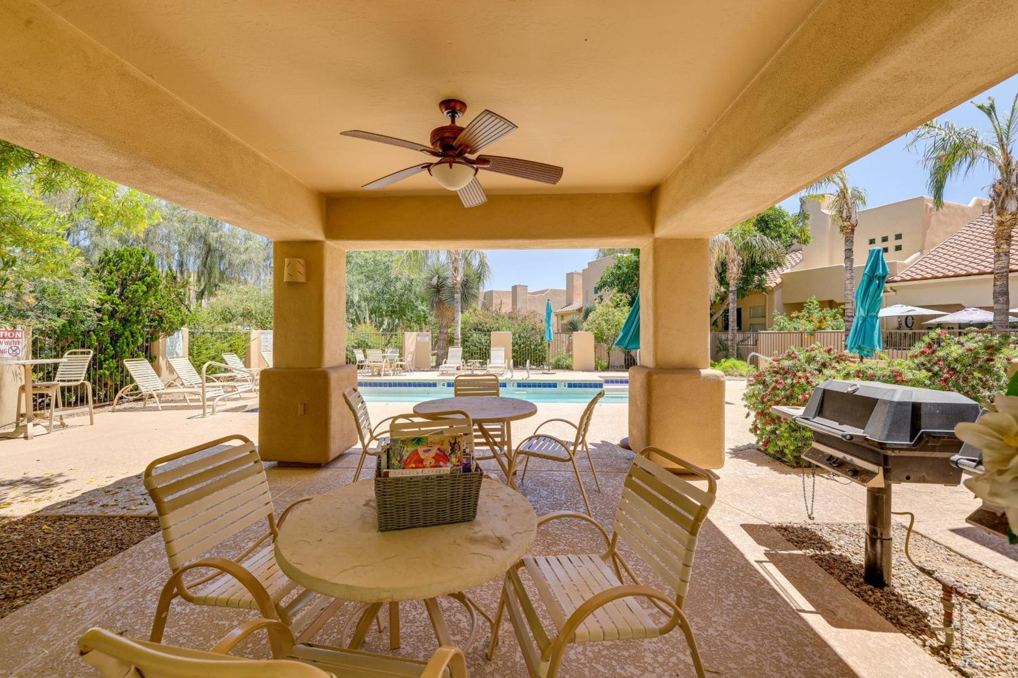 Casa de férias Chic Townhome With Patio And Pool Access!