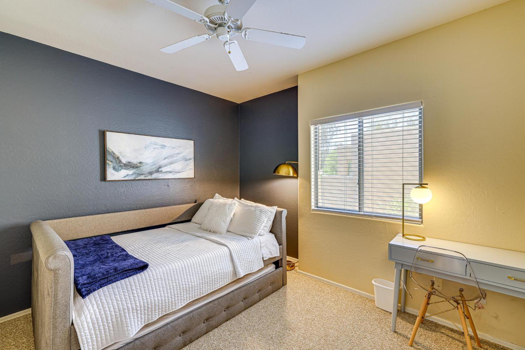 Casa de férias Chic Townhome With Patio And Pool Access!