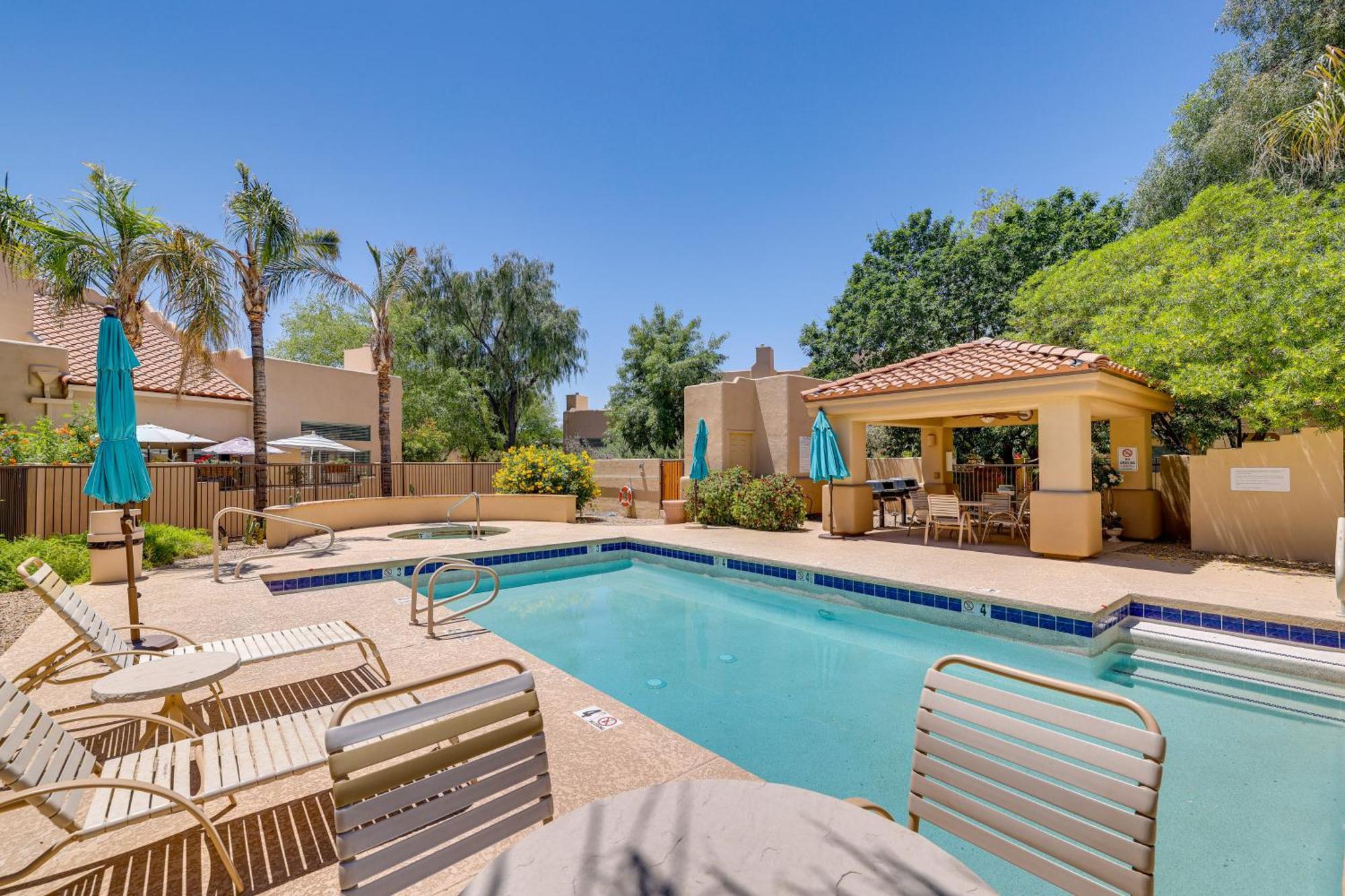 Chic Townhome With Patio And Pool Access! Casa de férias Scottsdale