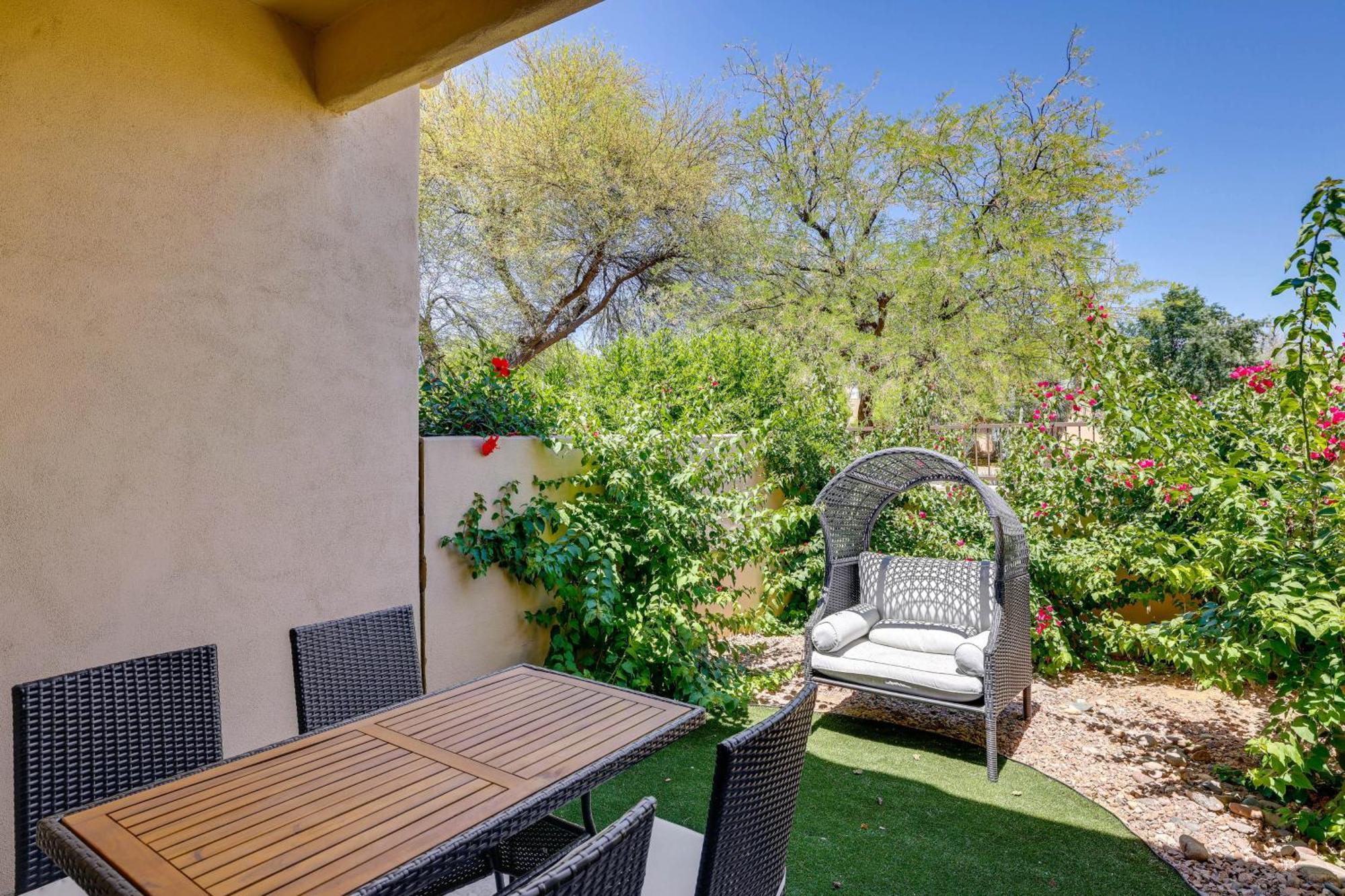Casa de férias Chic Townhome With Patio And Pool Access!
