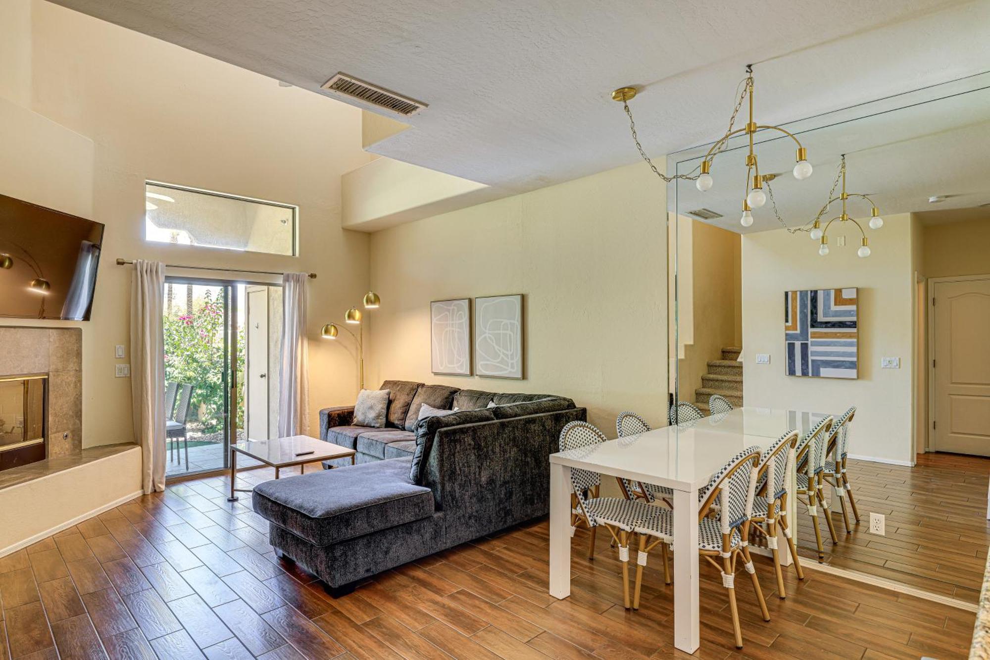 Casa de férias Chic Townhome With Patio And Pool Access!